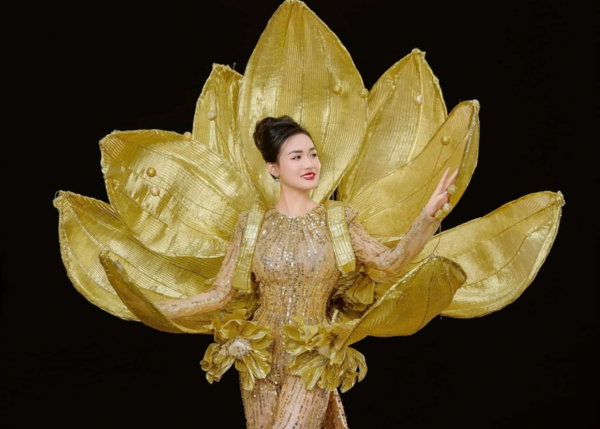 Vũ Thị Hoa mang bộ trang phục nặng 10kg đến Mrs Earth International 2024