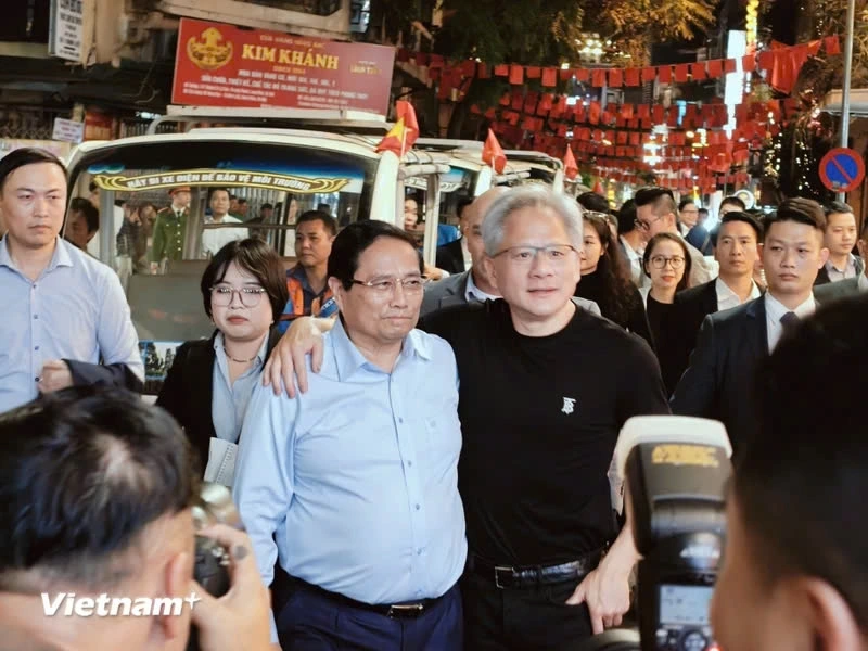 Ông Jensen Huang - CEO Tập đoàn NVIDIA ăn mặc thoải mái dạo phố cùng Thủ tướng Chính phủ Phạm Minh Chính. 