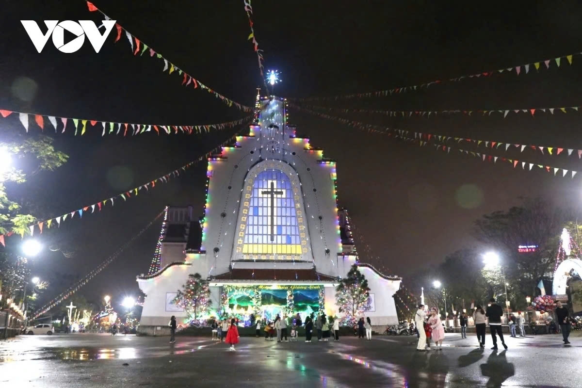 In Hue city, the atmosphere of Christmas is warm and joyful, filling the churches throughout the city with festive cheer.