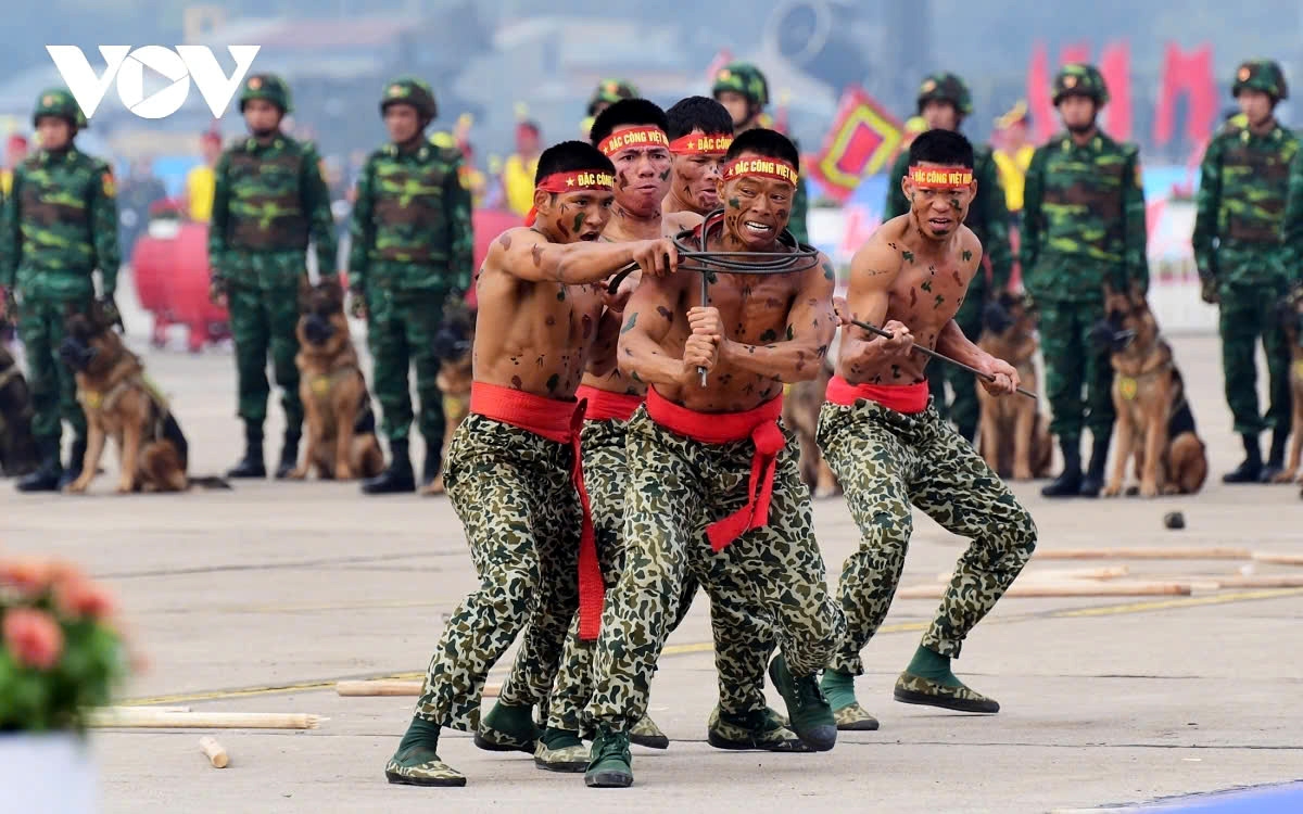 Commandos demonstrate martial arts during the final rehearsal for the exhibition.