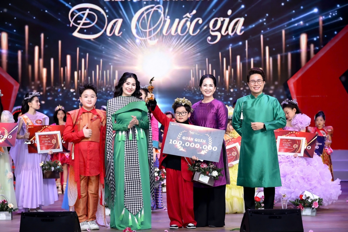 MC Thanh Mai, NSND Lan Hương, MC Lê Anh trao giải cho Quán quân MC nhí toàn quốc 2024.