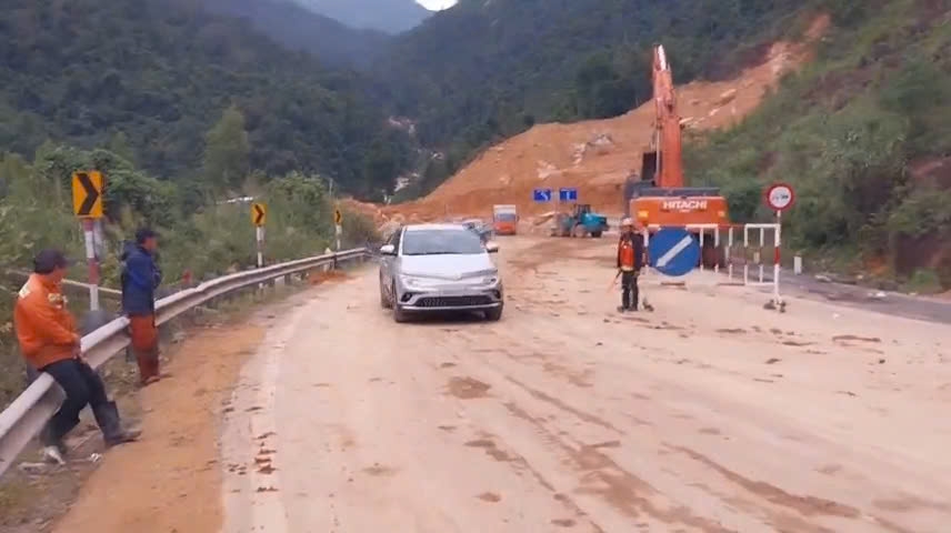 Khu quản lý Đường bộ III cũng phát đi thông báo, riêng đoạn sạt lở tại Km43+300 với chiều dài 300m thông xe 1 làn (có lắp đặt hệ thống cảnh báo, rào chắn, cử người trực gác để điều tiết xe qua từng chiếc một)