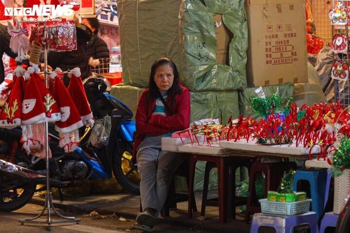 Nhiều tiểu thương co ro dưới cái lạnh thấu xương của mùa đông Hà Nội để mong chờ bán được nhiều hàng hơn, cải thiện doanh thu trong mùa Giáng sinh.