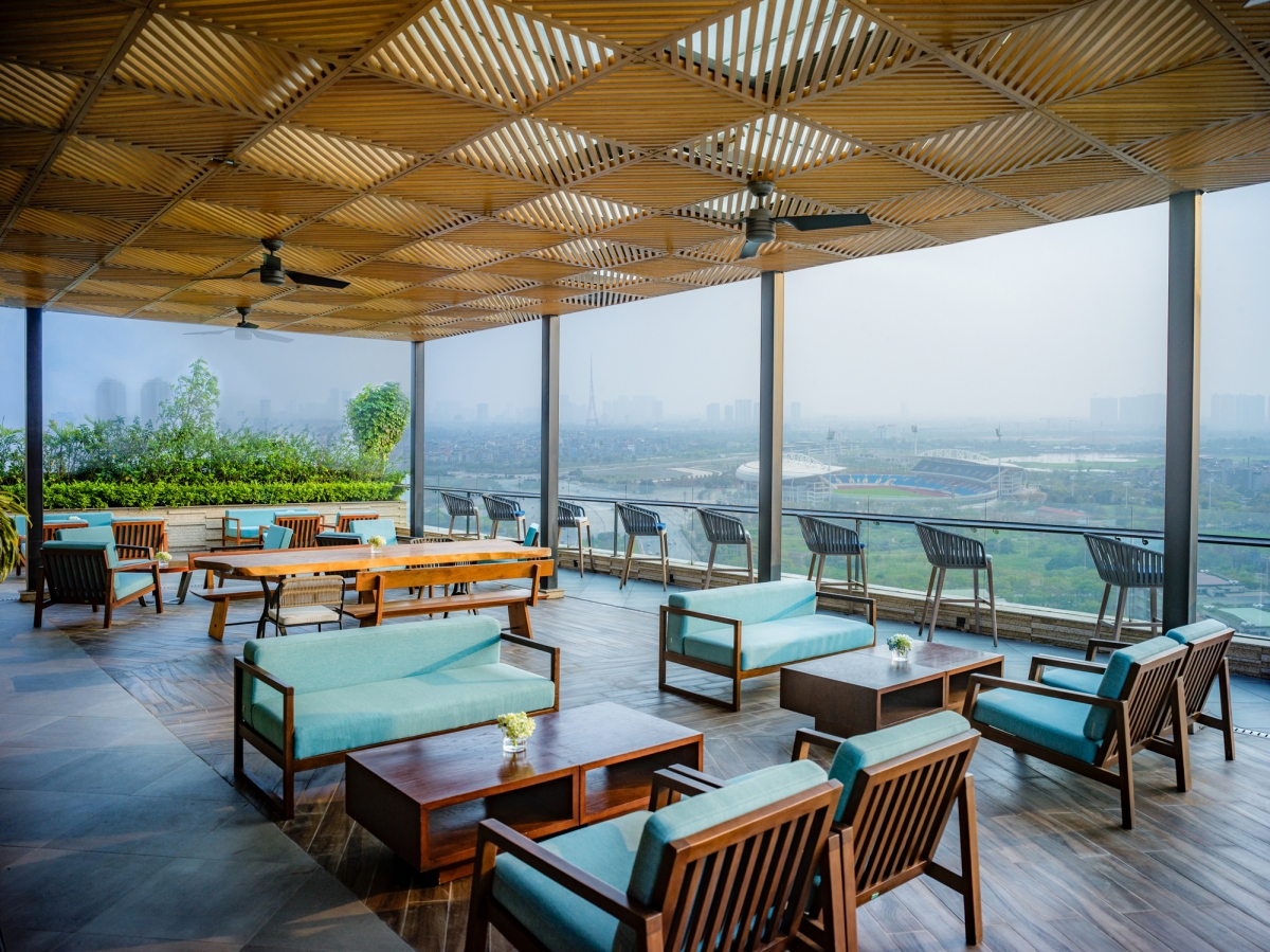 Sky Bar tại tầng 24 khách sạn Sheraton Hanoi West có tầm nhìn thoáng đạt về hướng sân vận động Mỹ Đình và đường đua F1.