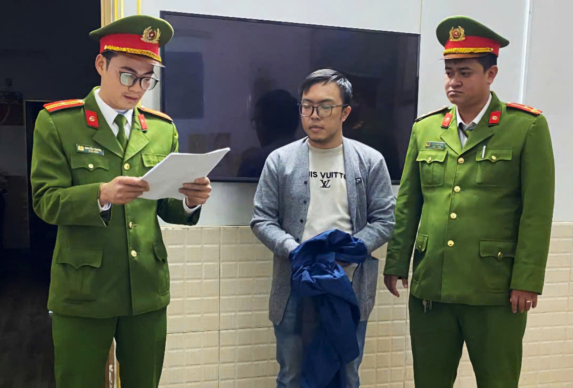 Công an thi hành lệnh bắt bị can đối với Lê Quang Hùng- (Ảnh: Công an Quảng Trị)