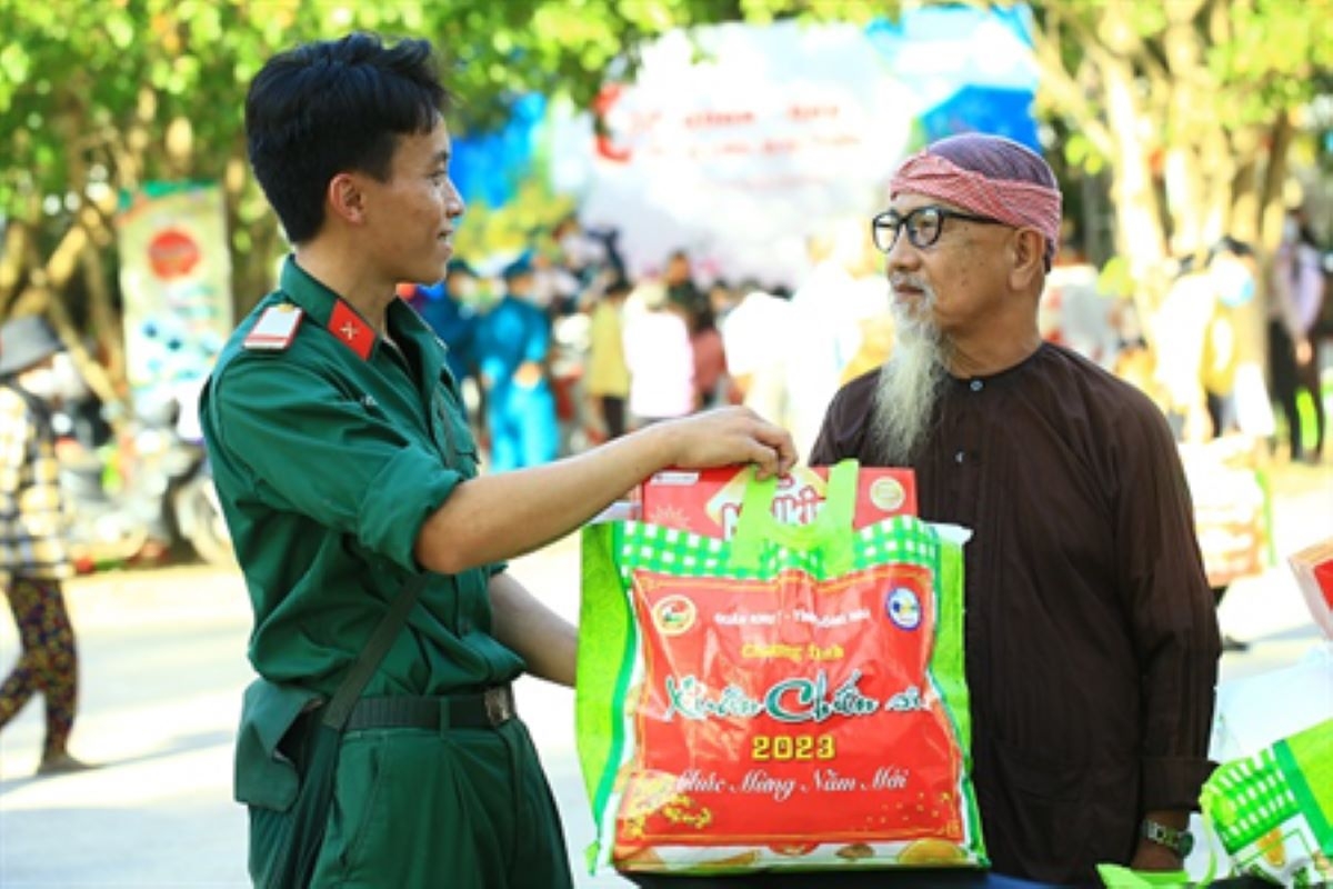 Tặng quà Tết cho người dân tại Chương trình "Xuân Chiến sĩ" năm 2023 (ảnh: T.R)