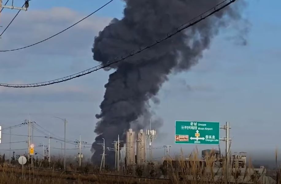 Hiện trường vụ tai nạn máy bay ở Sân bay Quốc tế Muan sáng 29/12. Ảnh: Reuters