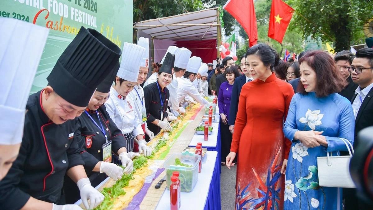 Quảng diễn phở cuốn sắc màu dài 12 mét khiến khách tham quan không khỏi thích thú.