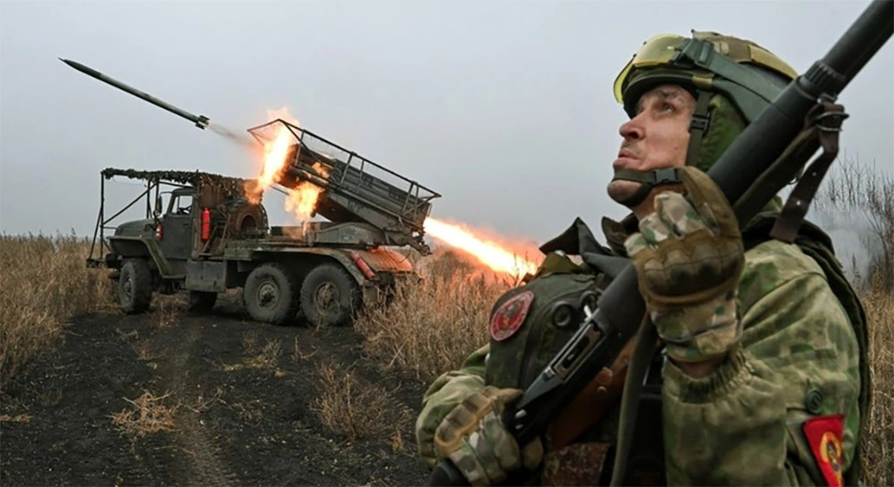 Binh lính Nga khai hỏa pháo phản lực Grad về phía quân đội Ukraine ở khu vực Krasnohorivka. Ảnh: Sputnik