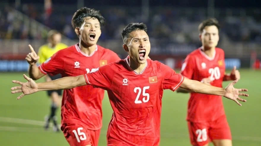 Ngoc Tan has become the hero of Vietnam, helping coach Kim Sang-sik's team secure a draw in a dramatic match against the Philippines in extra time on December 18.