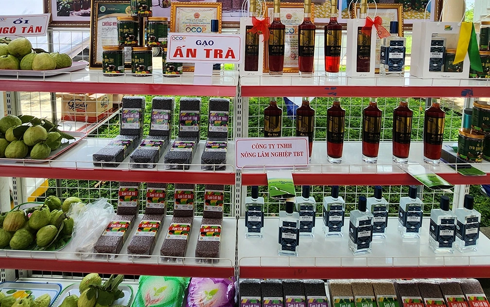 Sản phẩm của các HTX được trưng bày tại hội thảo