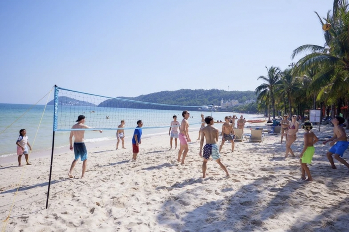 International tourists enjoy the "tropical paradise" Kem Beach in Phu Quoc. (Photo: Sun Group)