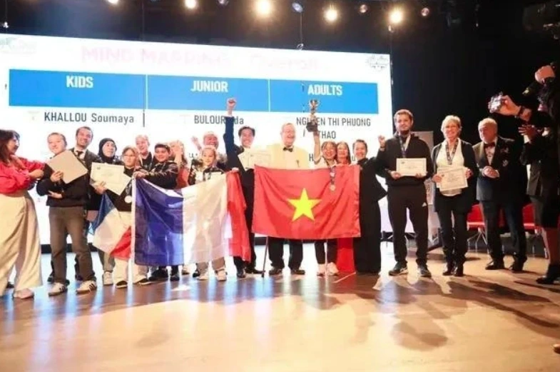 The Vietnamese team win the top place at the World Mindmap Championship 2024. (Photo: Thanh nien Newspaper)