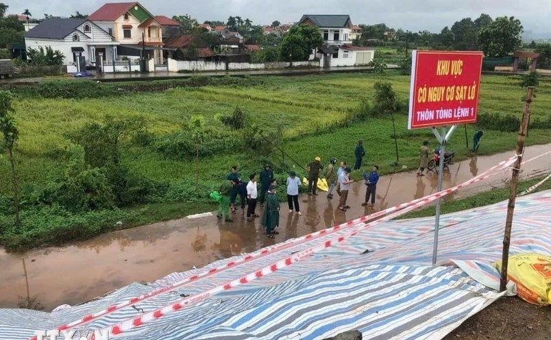 Lãnh đạo UBND huyện Ba Vì (Hà Nội) đi kiểm tra an toàn của đê kè trên địa bàn. (Ảnh: TTXVN)