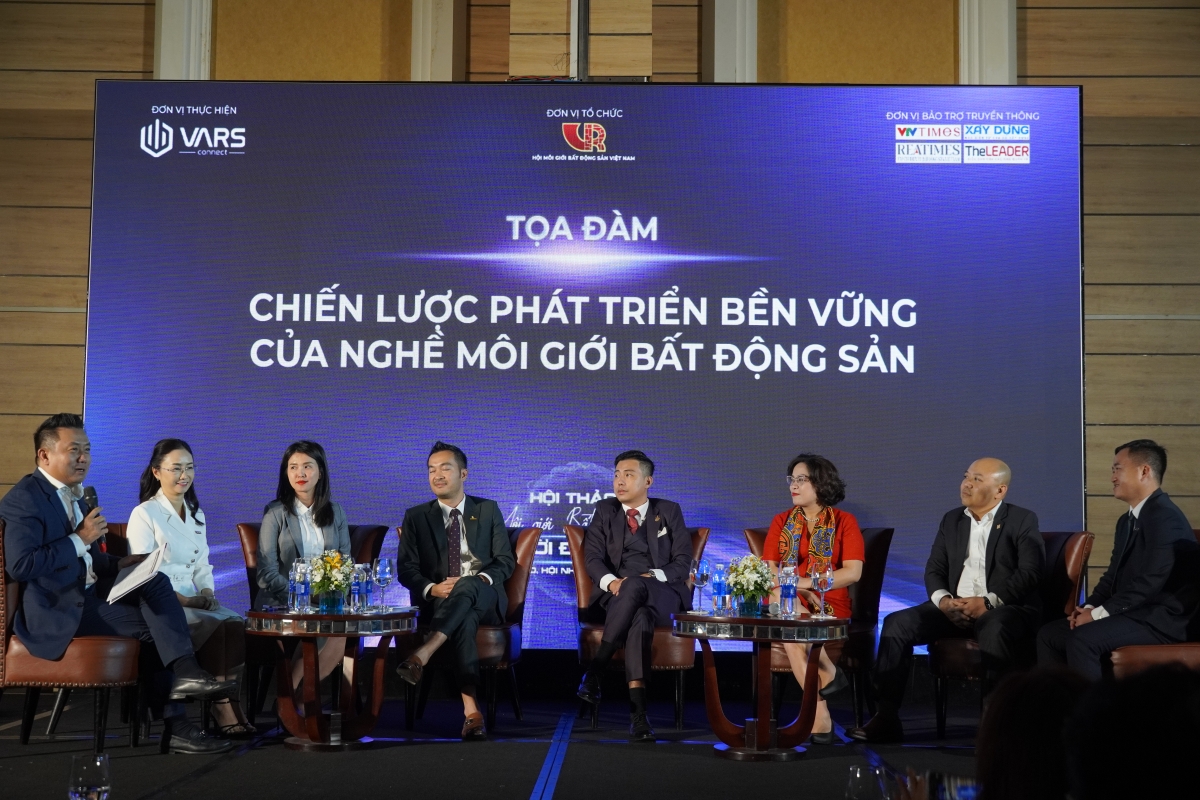 Các chuyên gia, lãnh đạo doanh nghiệp trao đổi tại Tọa đàm "Chiến lược phát triển bền vững của nghề Môi giới bất động sản" do VARS tổ chức (Ảnh: Hoàng Minh)