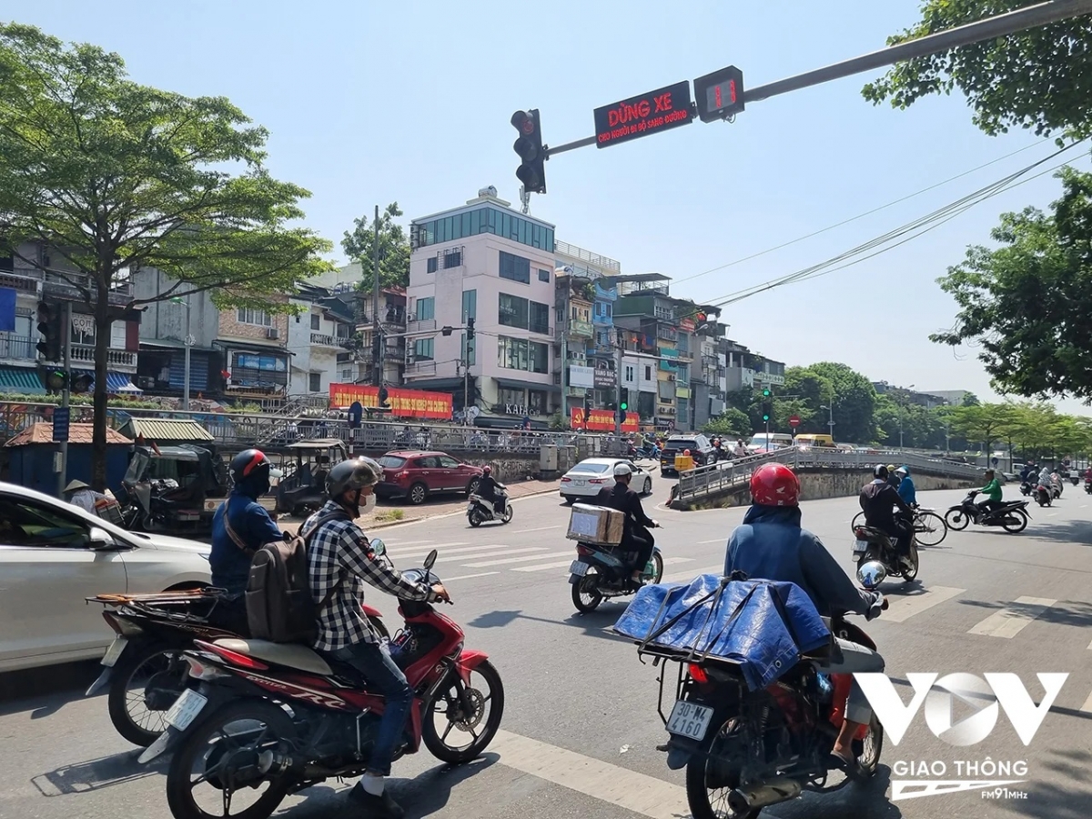 Tình trạng xe máy vượt đèn đỏ ở Hà Nội đến mức đáng báo động