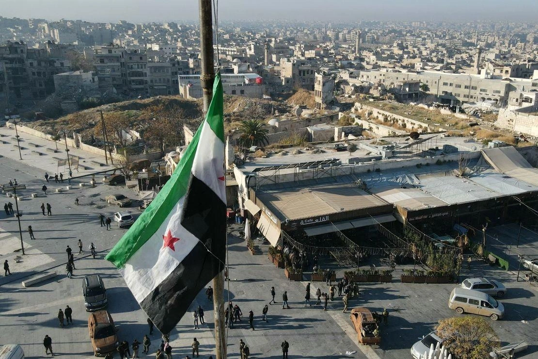 Một lá cờ của phe đối lập Syria trên quảng trường trung tâm Aleppo ngày 30/11. Ảnh: Getty