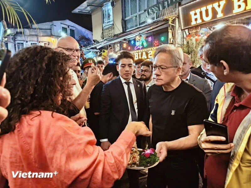 Ông Jensen Huang tỏ ra đầy thân thiện khi mang thức ăn chia cho các du khách cùng thưởng thức.
