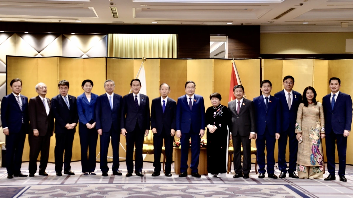Chủ tịch Quốc hội Trần Thanh Mẫn và Chủ tịch hội Liên minh Nghị sĩ hữu nghị Nhật -Việt Nikai Toshihiro cùng các thành viên của Liên minh
