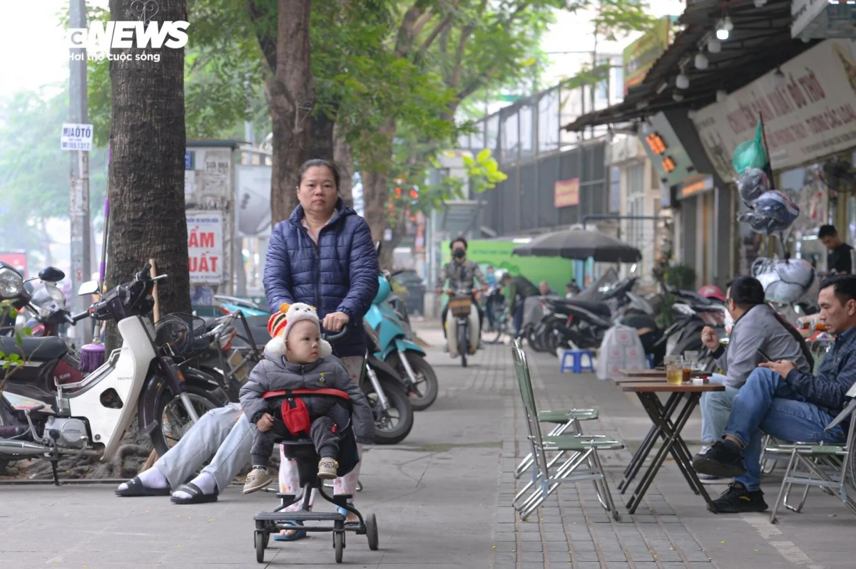 Tuyến phố dài khoảng 800m nhưng có tới hàng trăm cơ sở chiếm dụng vỉa hè thành nơi để xe, hay mở rộng mặt bằng kinh doanh.