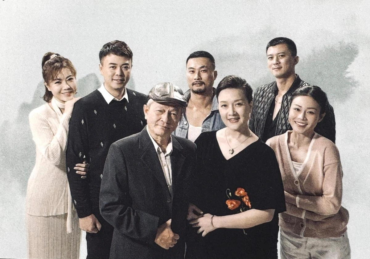 "Người một nhà" nói về đề tài gia đình, xoay quanh cuộc sống của Trí - Tuệ. Dù là anh em sinh đôi nhưng Trí và Tuệ không hề giống nhau, từ ngoại hình đến tính cách đều khác biệt hoàn toàn. Trong khi Trí có vẻ ngoài khá bặm trợn, tính tình nóng nảy nhưng bản chất lương thiện thì Tuệ lại rất hiền lành, đôi khi còn nhu nhược. Thế nên trong mọi biến cố, Trí luôn là người bảo vệ Tuệ, “dọn dẹp” thậm chí đứng ra chịu trận giúp Tuệ. Một biến cố trầm trọng xảy ra khiến hai anh em bị chia cắt. Sau hơn chục năm, khi Tuệ tin rằng mình đã mất anh trai thì Trí lại trở về. Tình cảm anh em giữa Trí và Tuệ được đặt vào thử thách khi hàng loạt biến cố xảy đến với Trí, với gia đình Tuệ.