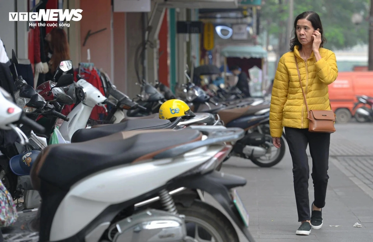 Mỗi lần đi qua phố Chùa Bộc, chị Đặng Khánh Minh (quận Đống Đa) lại bắt gặp cảnh tượng hàng quán bày bàn, ghế, biển hiệu la liệt ra vỉa hè để kinh doanh. "Những hộ kinh doanh ở đây không những chiếm vỉa hè trước cửa nhà mà còn kê bàn ghế, xếp xe cho khách tràn ra khu vực xung quanh khiến người đi bộ bức xúc vì đi lại rất khó khăn”, chị Minh chia sẻ.