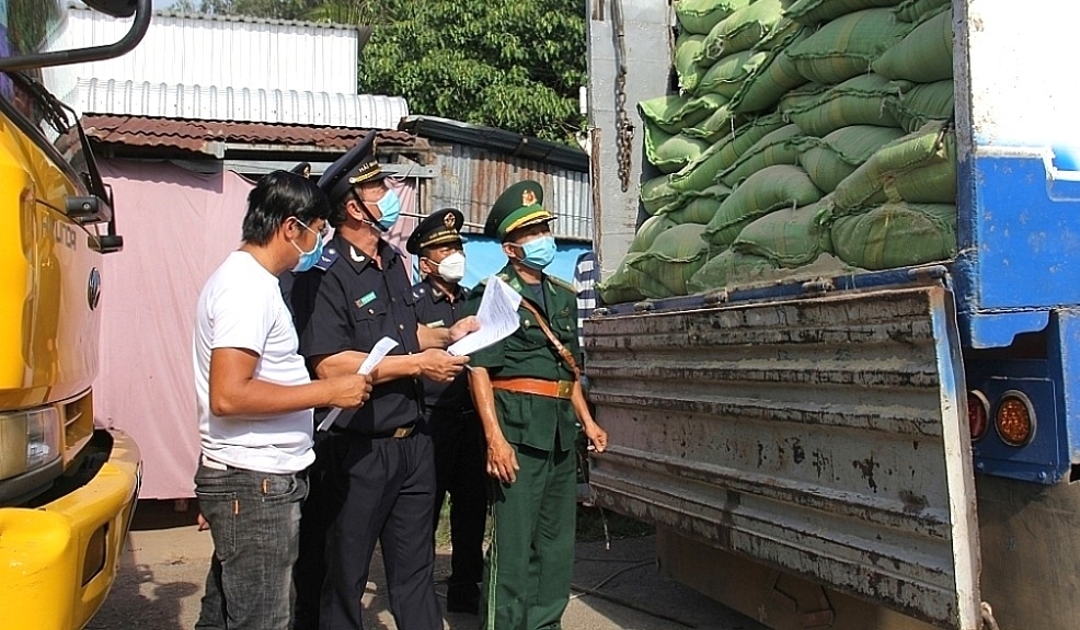 Lực lượng Hải quan An Giang làm thủ tục thông quan hàng hóa