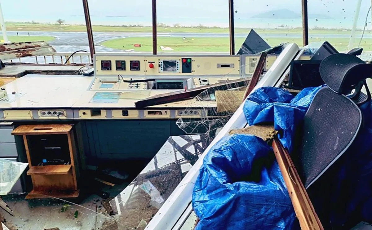 Thiệt hại tại tháp kiểm soát thuộc sân bay quốc tế Dzaoudzi–Pamandzi Marcel Henry, vài giờ sau khi bão Chido tấn công đảo Mayotte, ngày 14/12 (Ảnh: AFP)