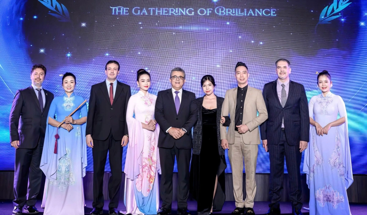 Fashion designer Do Trinh Hoai Nam (third from right) presents his latest Ao Dai collection which draws inspiration from pieces of work created by famous painters around the world.