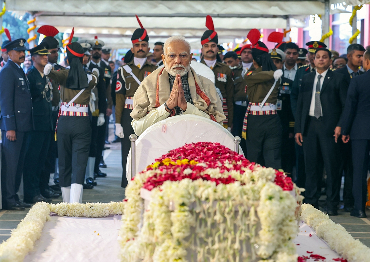 Thủ tướng Ấn Độ Narendra Modi đặt hoa, tiễn biệt lần cuối với người tiền nhiệm Manmohan Singh sáng 28/12. Ảnh: ANI