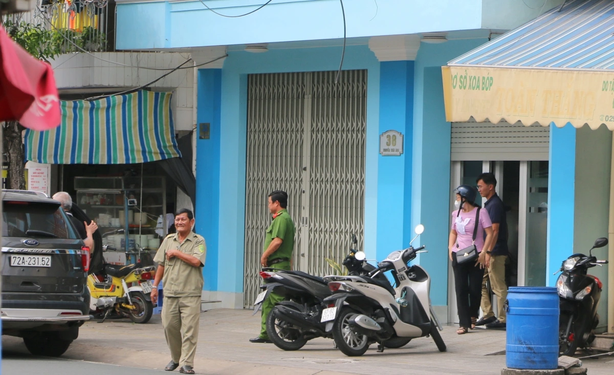 Lực lượng chức năng tiên hành khám xét nơi ở  của ông Nguyễn Bảo Trung