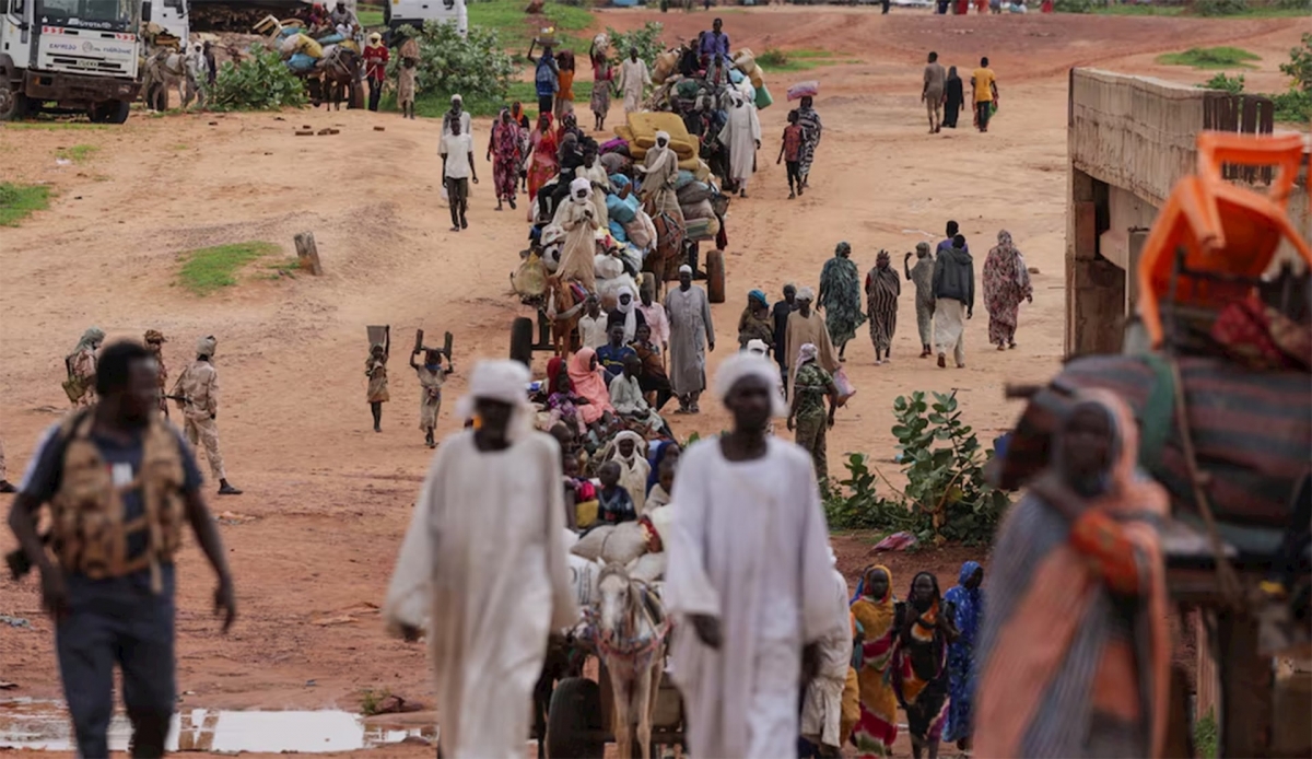 Người Sudan chạy trốn qua biên giới Adre – biên giới giữa Sudan và Chad. Ảnh: Reuters.