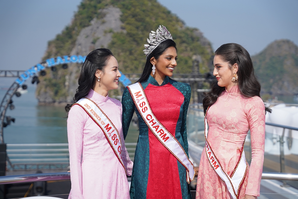 Hoa hậu Rashmita Rasindran cùng hai Á hậu Alana Deutsher-Moore và Nguyễn Thị Quỳnh Nga khám phá vẻ đẹp Vịnh Hạ Long.