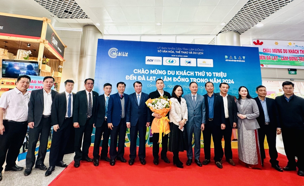 Vietnam Airlines đã phối hợp với tỉnh Lâm Đồng tổ chức sự kiện chào đón vị khách thứ 10 triệu trong năm 2024.