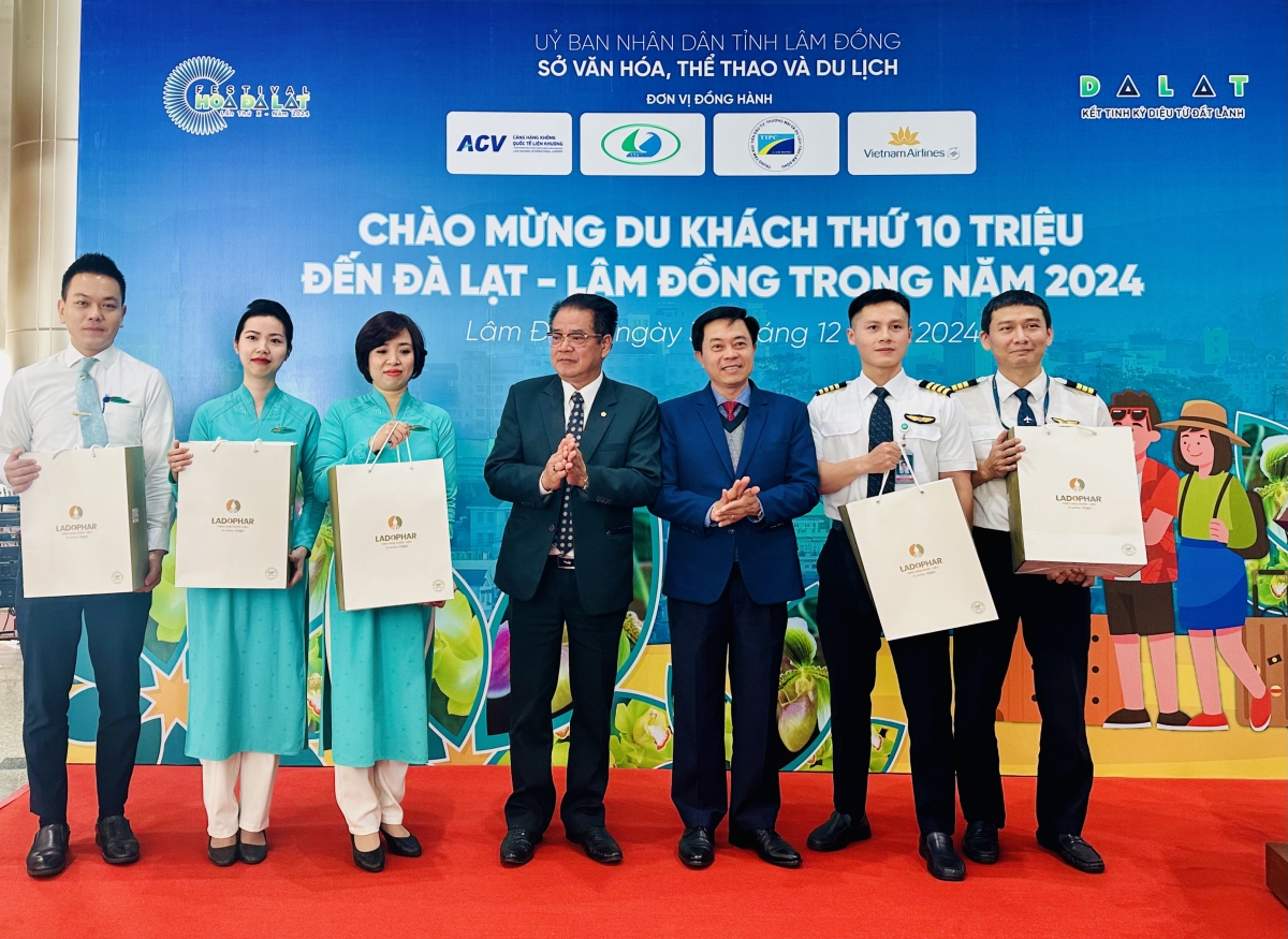 Đại diện tỉnh Lâm Đồng trao những phần quà lưu niệm cho tổ bay của Vietnam Airlines.