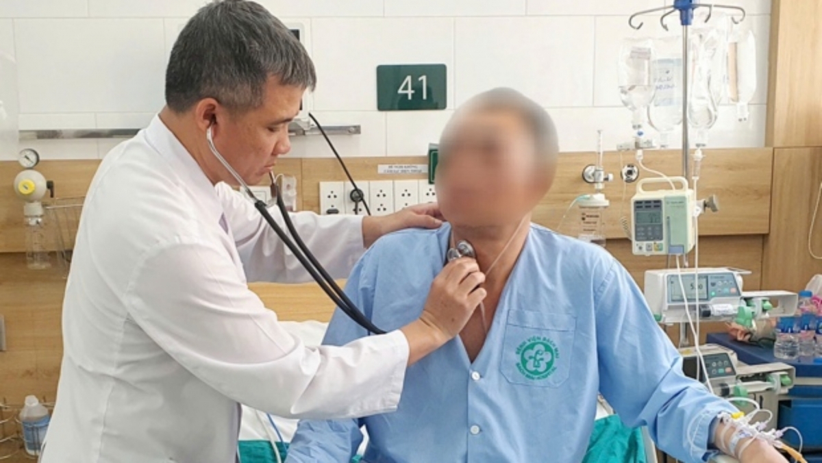 TS. BS Nguyễn Trung Nguyên, Giám đốc Trung tâm Chống độc điều trị cho nạn nhân.