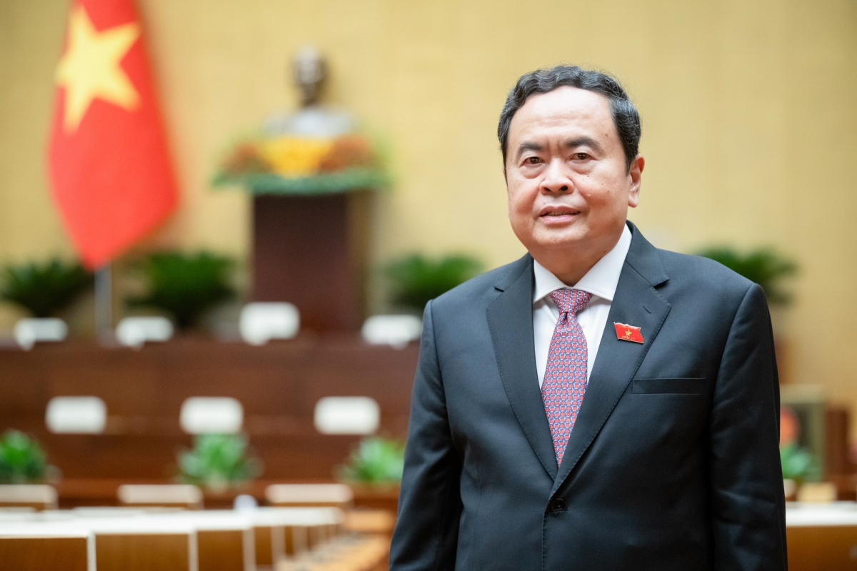 Chủ tịch Quốc hội ký chứng thực 3 nghị quyết liên quan đến ngân sách, thuế.