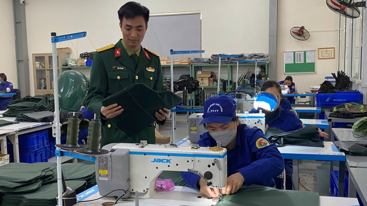 Thiếu tá Đặng Xuân Hạnh, Phó trưởng Phòng Kỹ thuật -Nhà máy Z117 kiểm tra sản phẩm