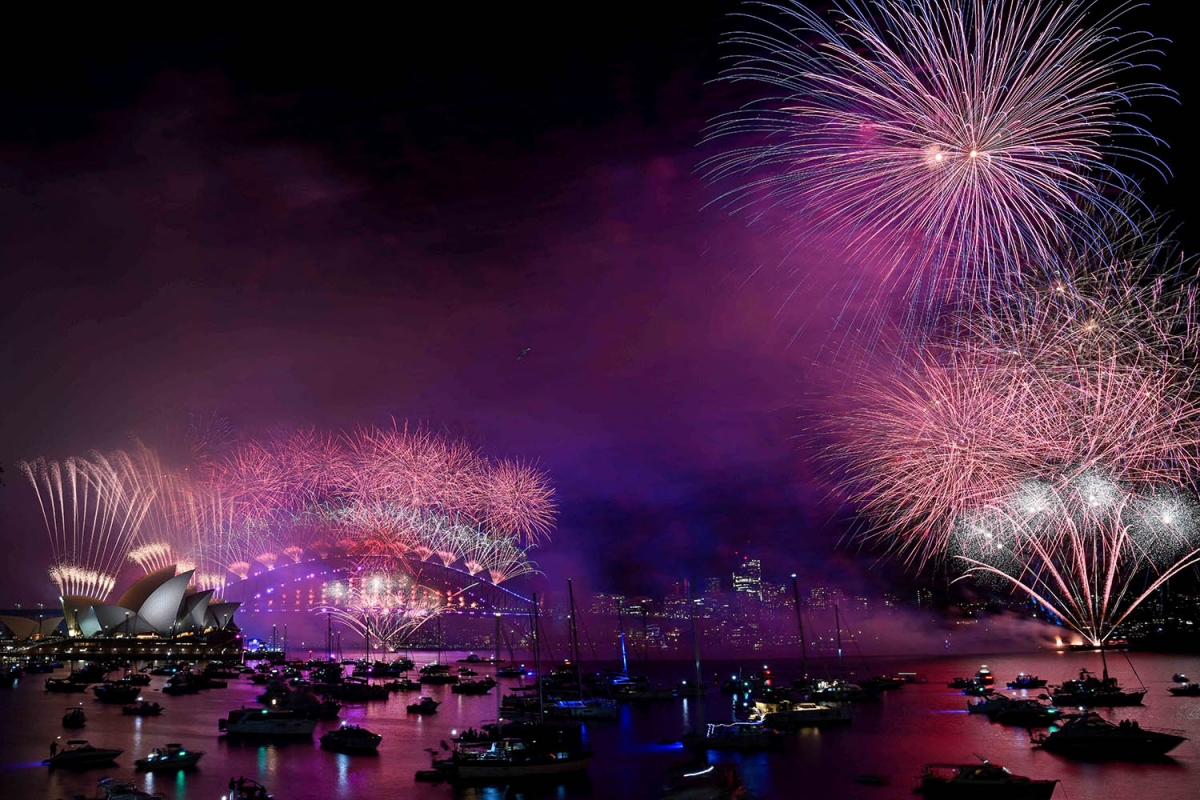 Sydney (Australia) bắt đầu sớm màn bắn pháo hoa mừng năm mới lúc 21h dành cho các gia đình có trẻ nhỏ, trước buổi trình diễn lớn lúc nửa đêm. Sự kiện bắn pháo hoa đêm giao thừa tại Sydney, New South Wales, Australia gồm hai đợt. Đợt đầu diễn ra vào lúc 21h (17h - giờ Việt Nam) và đợt hai diễn ra vào đúng giao thừa (20h - giờ Việt Nam).