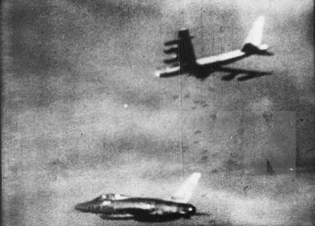 Hình ảnh máy bay B-52 ném bom xuống các thôn, làng Việt Nam năm 1972. (Ảnh: TTXVN)