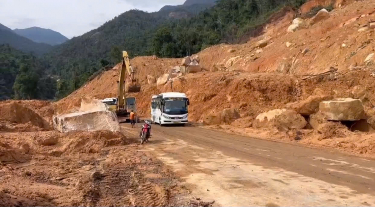 Ông Nguyễn Thanh Bình, Giám đốc Khu quản lý Đường bộ III, Cục Đường bộ Việt Nam cho biết: “Sau những ngày nỗ lực khắc phục sạt lở, đến nay các vị trí sạt lở nghiêm trọng trên đoạn đèo Khánh Lê, đã đủ điều kiện thông xe 1 làn xe