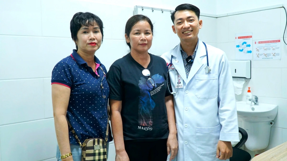Bà T. (ở giữa) trong lần tái khám gần nhất với bác sĩ Dương Hoàng Linh