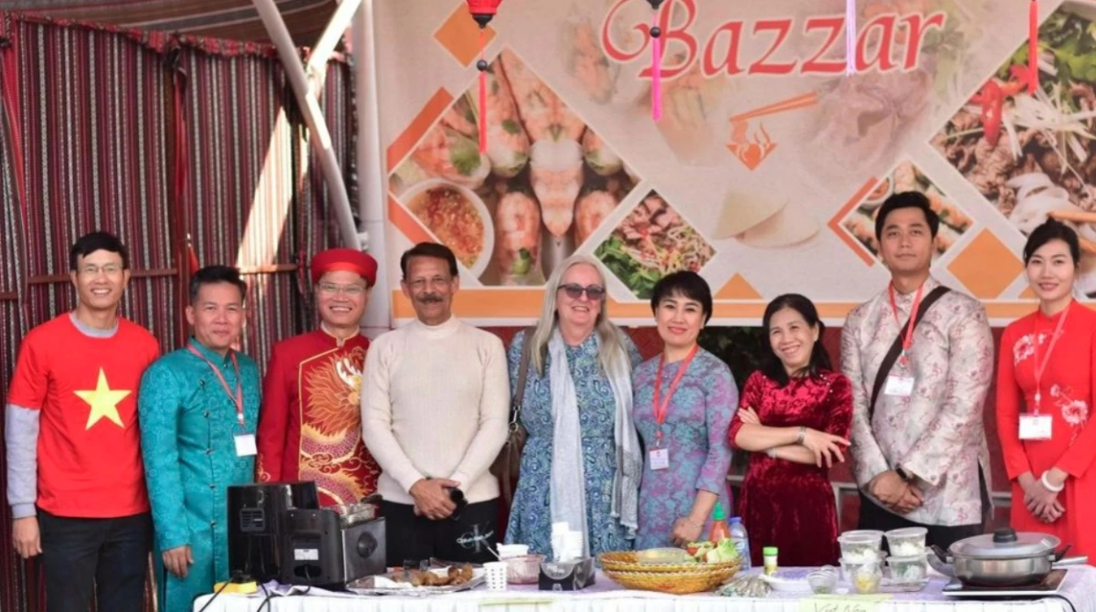 Vietnamese Ambassador to Pakistan Pham Anh Tuan (third from left) introduces typical characteristics of Vietnamese culture to visitors.