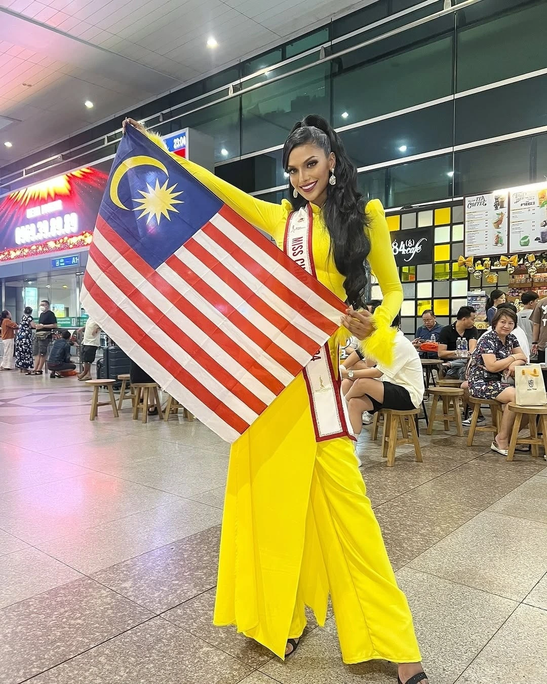 Miss Charm Malaysia Rashmita Rasindran impresses local people by trying on a yellow Ao Dai (traditional long dress).