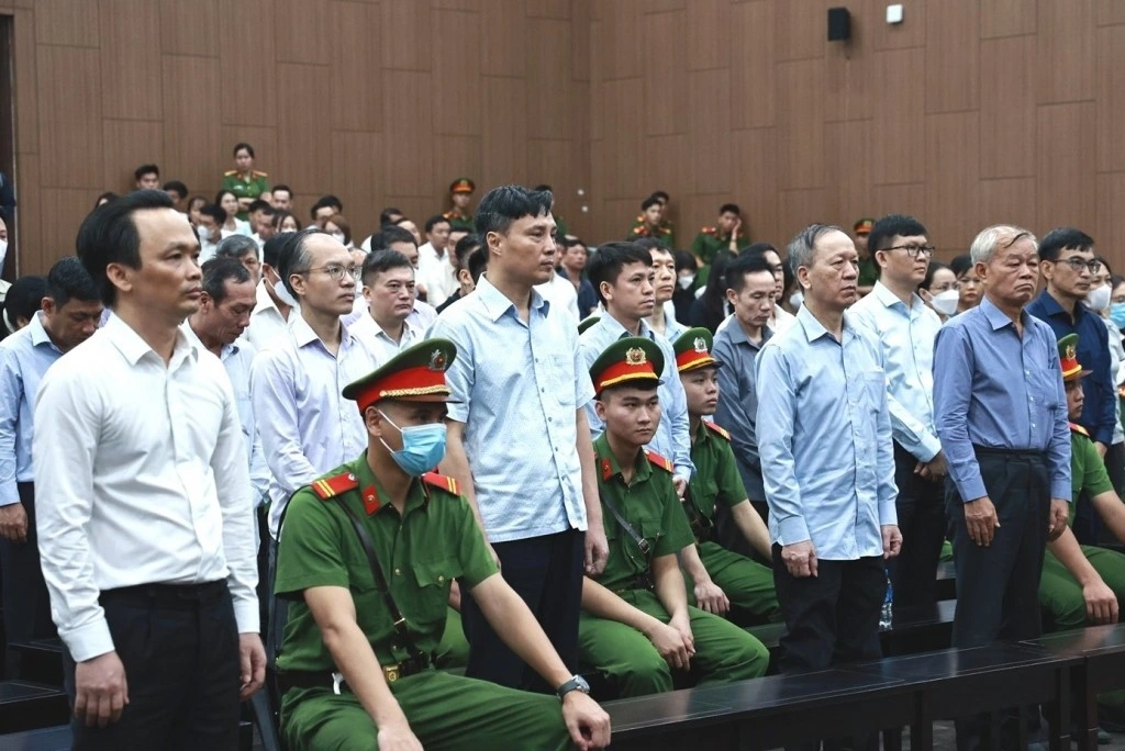 Bị cáo Trịnh Văn Quyết (ngoài cùng bên trái) cùng các bị cáo khác tại phiên xét xử sơ thẩm.