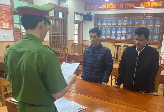 Bị can Lê Viết Trọng (bên phải) và bị can Hoàng Duy Sơn (Ảnh: Công an Quảng Nam)
