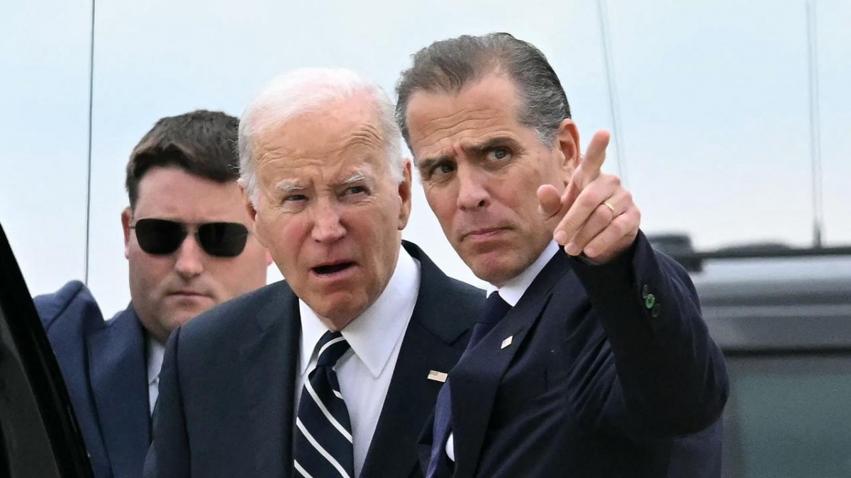 Ông Biden nói chuyện với con trai, Hunter Biden. Ảnh: KT