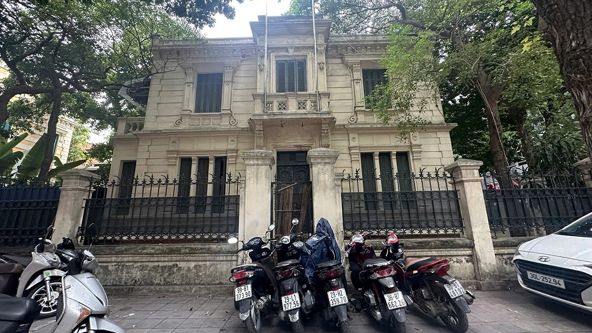 Trước đây, biệt thự này từng là cơ quan của Ban Nội Chính (Thành ủy Hà Nội). "Nhiều năm nay địa điểm này không có cơ quan hoạt động, thỉnh thoảng mới có người đến. Nói chung là gần như bị bỏ không".