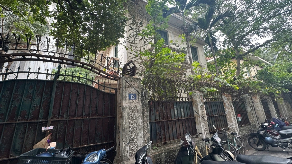 Sau 12 năm thu hồi, biệt thự kiến trúc Pháp này vẫn "cửa đóng, then cài"