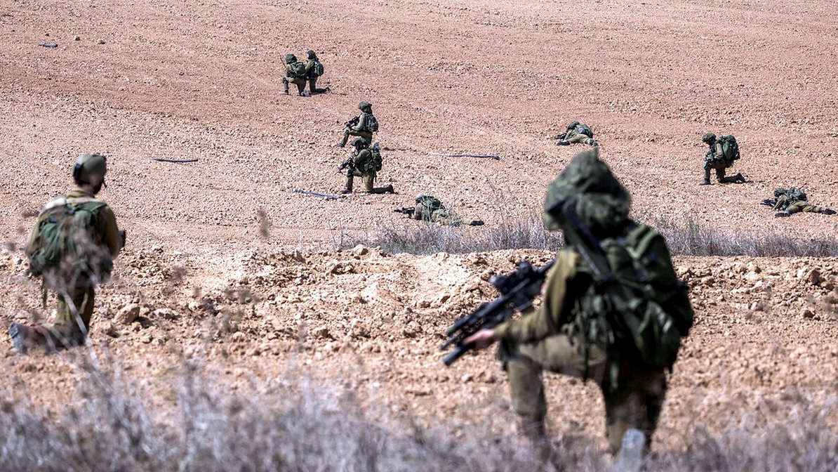 Binh sĩ Israel hoạt động tại khu định cư Kfar Aza (phía nam Israel) gần Dải Gaza. Ảnh: AFP